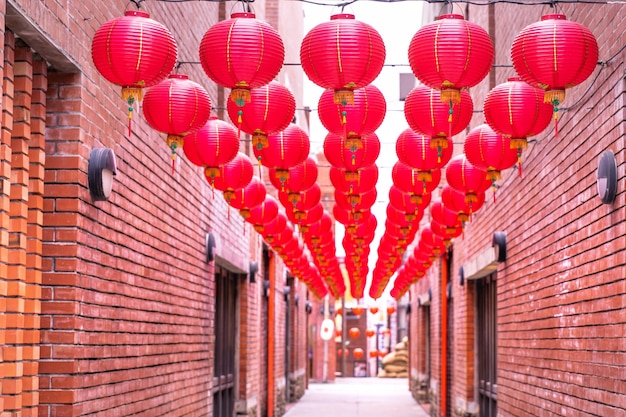 Lanterna vermelha redonda bonita pendurada na velha rua tradicional, o conceito do festival do ano novo lunar chinês, close-up. a palavra subjacente significa bênção.