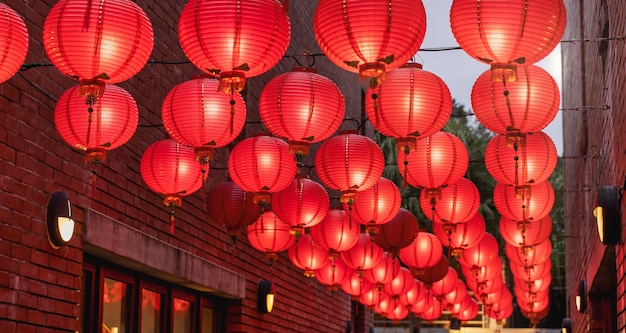 Lanterna vermelha redonda bonita pendurada na velha rua tradicional, o conceito do festival do ano novo lunar chinês, close-up. a palavra subjacente significa bênção.