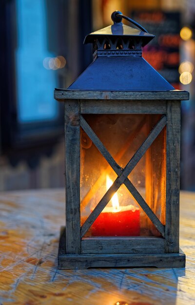 Lanterna vintage com uma vela acesa na superfície de madeira e fundo desfocado. Garmisch-Partenkirchen, Alemanha