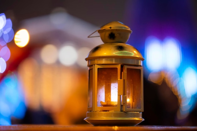 Lanterna vintage dourada no fundo do bokeh à noite
