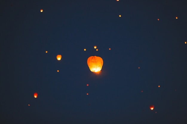 Lanterna voadora no céu escuro