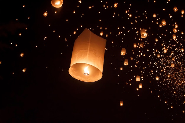 Lanternas asiáticas flutuantes no festival Yee-Peng, Chiang Mai Tailândia