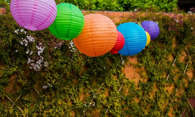 Lanternas chinesas coloridas penduradas em uma festa no jardim ou evento ao ar livre