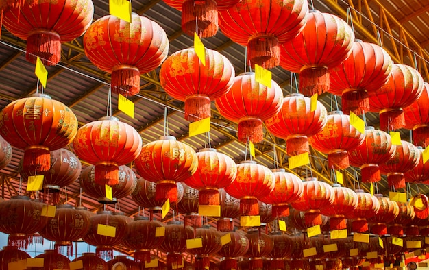 Lanternas chinesas com palavras de saudação de ano novo chinês