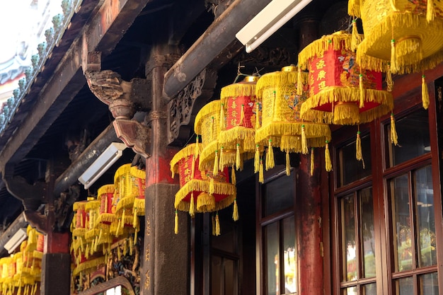 Lanternas chinesas penduradas na galeria do templo chinês.