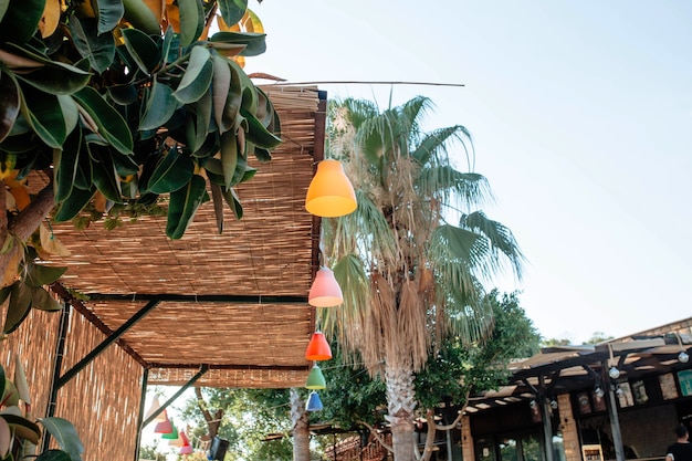 Lanternas coloridas decoravam o telhado de bambu de um café na Turquia, conceito de turismo e atrações