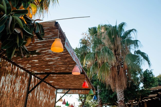 Foto lanternas coloridas decoravam o telhado de bambu de um café na turquia, conceito de turismo e atrações