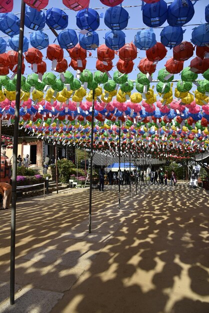 Lanternas coloridas penduradas no mercado contra o céu