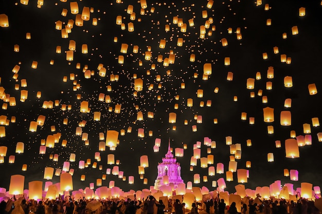 Lanternas de céu flutuante de turista no festival Loy Krathong, Chiang Mai, Tailândia