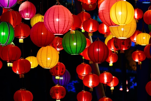 Lanternas de estilo chinês de várias cores são colocadas juntas e são acesas à noite.