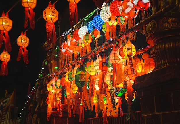 Lanternas de festival de loy krathong em lugar público de tailândia durante a noite.