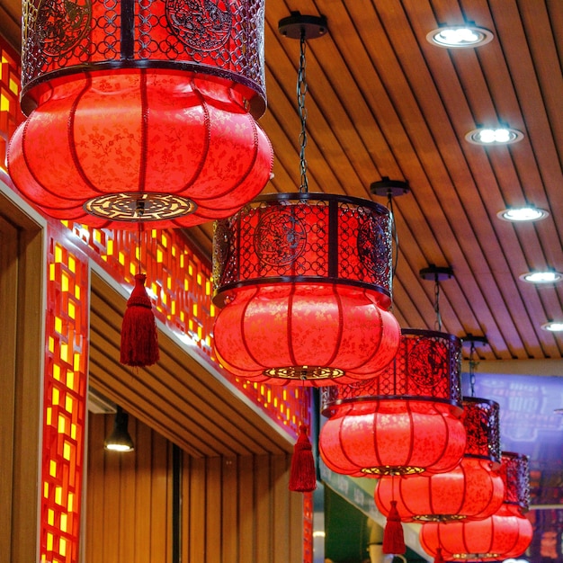 Foto lanternas de papel chinesas vermelhas tradicionais contra a entrada da loja