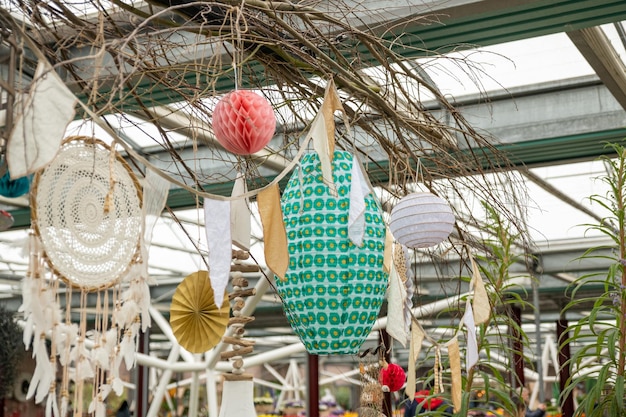 Lanternas de papel e um apanhador de sonhos pendurados para decoração em um mercado