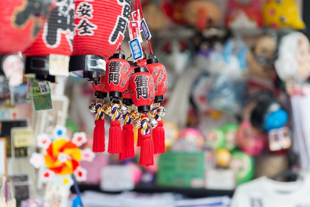 Lanternas japonesas como lembranças são vendidas nas ruas de Asakusa39s Asakusa Tokyo Japan