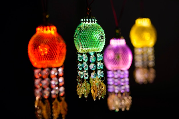 Lanternas modernas coloridas, lâmpadas decorativas Akash kandil ou Diwali para celebrar o Festival de Diwali.