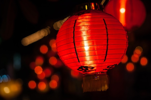 Lanternas tradicionais chinesas coloridas à noite