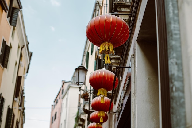 Lanternas vermelhas chinesas na rua Foco seletivo Lanternas chinesas vermelhas na rua