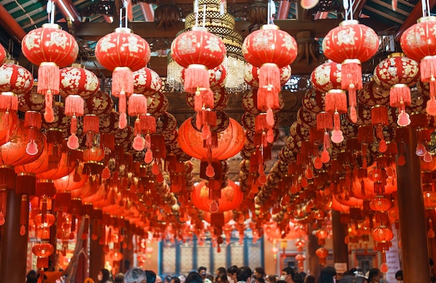 Lanternas vermelhas chinesas no templo feliz feriado do Ano Novo Lunar A frase chinesa significa felicidade saudável Sorte e riqueza