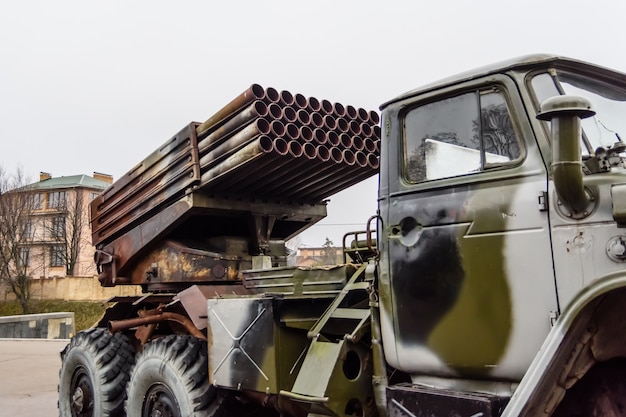 Lanzador de cohetes múltiples ruso montado en un camión militar soviético