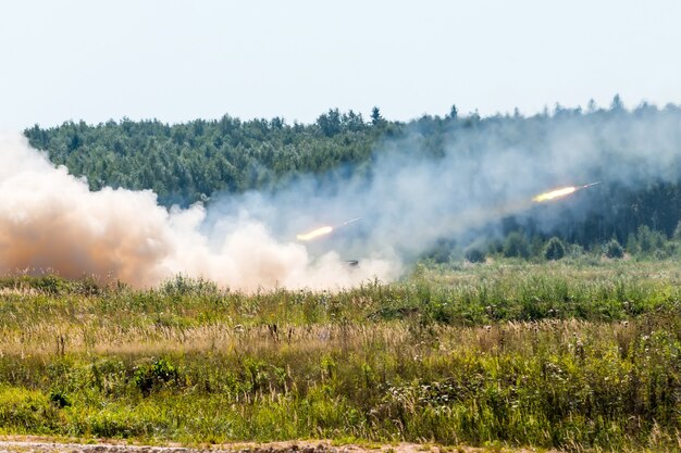 Lanzamiento de cohetes militares en los bosques, ataque de defensa de tiro de guerra.