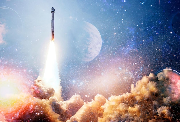 Lanzamiento del transbordador en las nubes al espacio exterior Espacio oscuro con estrellas en el fondoVuelo de la nave espacial Elementos de esta imagen proporcionados por la NASA