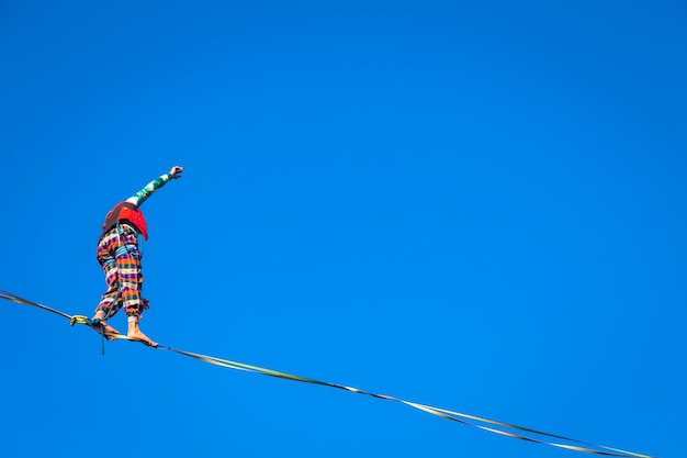 LANZO, ITALIA - CIRCA OCTUBRE 2020: Atleta de Slackline durante su actuación. Concentración, equilibrio y aventura en este dinámico deporte.