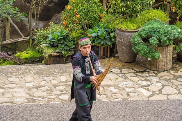 Lao Cai VIETNÃ MAR 12 2023 Os meninos H39Mong tocam seus lábios e ferem a nação Instrumentos musicais do povo indígena H39mong em Sa Pa Vietnã