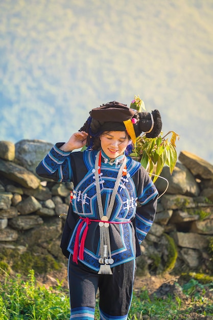 Lao Cai VIETNAM 06 DE MAYO DE 2023 hermoso retrato de una niña vietnamita minoría étnica Hani Sonriente mujer Hani vestida con ropa nacional El pueblo Hani o Ha Nhi es un grupo étnico en Vietnam
