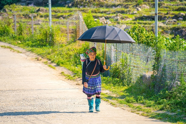 Lao Cai VIETNAM 07. MAI 2023 schönes Porträt einer vietnamesischen alten Frau Hani-ethnische Minderheit Lächelnde Hani-Frau in Nationalkleidung Die Hani oder Ha Nhi sind eine ethnische Gruppe in Vietnam