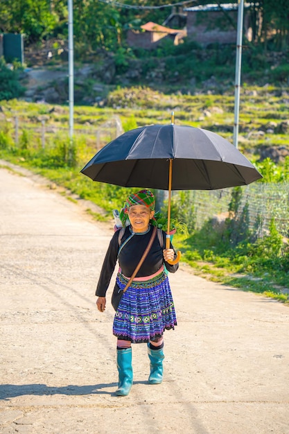 Lao Cai VIETNAM 07 DE MAYO DE 2023 hermoso retrato de una anciana vietnamita minoría étnica Hani Sonriente mujer Hani vestida con ropa nacional El pueblo Hani o Ha Nhi es un grupo étnico en Vietnam