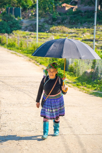 Lao Cai VIETNAM 07 DE MAYO DE 2023 hermoso retrato de una anciana vietnamita minoría étnica Hani Sonriente mujer Hani vestida con ropa nacional El pueblo Hani o Ha Nhi es un grupo étnico en Vietnam