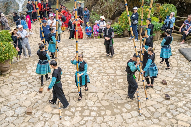 Lao Cai VIETNAM 12. MÄRZ 2023 Gruppe schöner H39mong-Jungen und -Mädchen, die auf einem Festival im Cat Cat Village SaPa tanzen