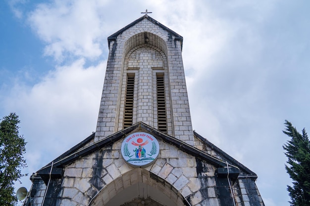 Lao Cai Vietnam MAR 12 2023 Die Kathedrale Notre Dame Katholische Heilige Rosenkranz alte Steinkirche auf dem Hauptplatz Sa Pa ist ein wunderschönes Reiseziel im Urlaub in Nordvietnam