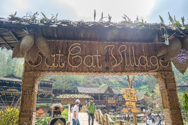 Lao Cai Vietnam MAR 12 2023 Die Umgebung innerhalb des Tien Sa Wasserfalls ist voller Wasserturbinen und Touristen in der Nähe von Cat Cat Village Touristen, die die Gegend erkunden