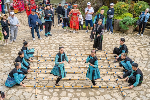 Lao Cai VIETNAM MAR 12 2023 Grupo de lindos meninos e meninas H39mong dançando em um festival em Cat Cat Village SaPa