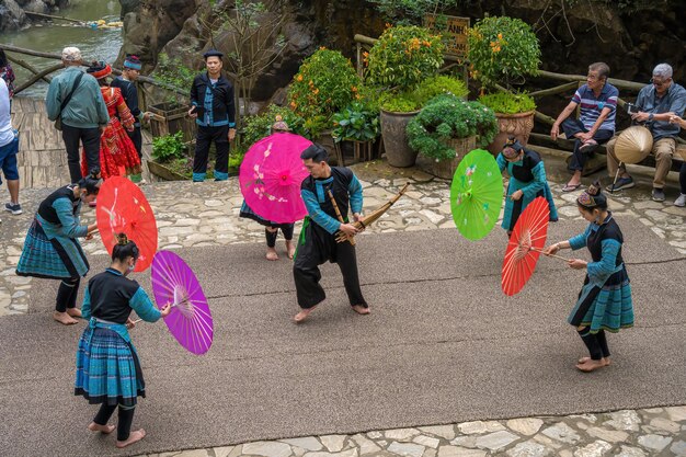 Lao Cai VIETNAM MAR 12 2023 Grupo de hermosos niños y niñas H39mong bailando en un festival en Cat Cat Village SaPa