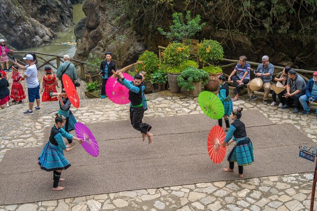 Lao Cai VIETNAM MAR 12 2023 Grupo de hermosos niños y niñas H39mong bailando en un festival en Cat Cat Village SaPa