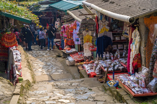 Lao Cai Vietnam MAR 12 2023 Hermoso paisaje de Cat Cat villagea highland cultural village en Sapa Street en Cat Cat Hmong village by Sapa con mercado lleno de ropa tradicional colorida