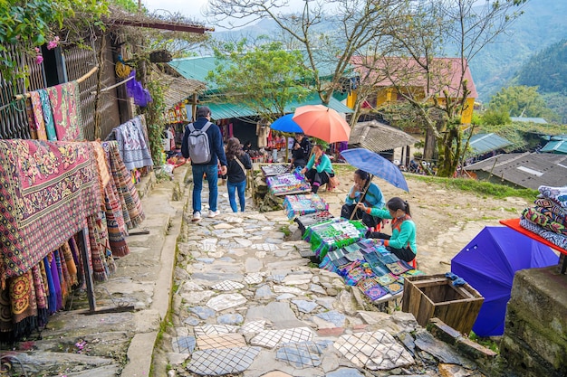 Lao Cai Vietnam MAR 12 2023 Wunderschöne Landschaft von Cat Cat Villagea Hochlandkulturdorf in Sapa Street im Dorf Cat Cat Hmong bei Sapa mit Markt voller traditioneller bunter Kleidung