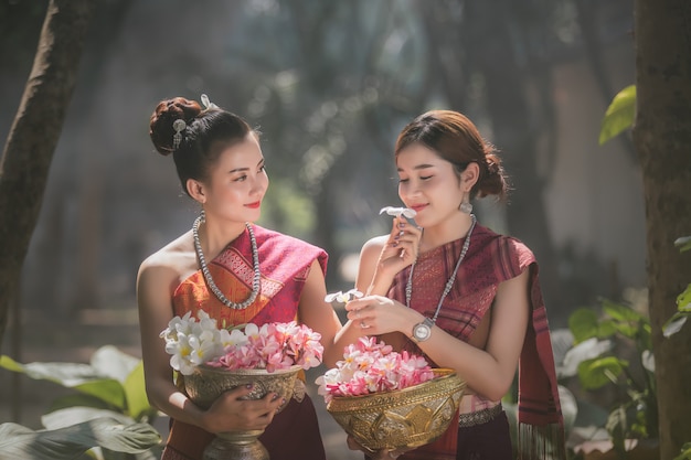 Lao-Mädchen, gekleidet in traditioneller Lao-Kleidung Schönes Laos-Mädchen im Laos-Kostüm