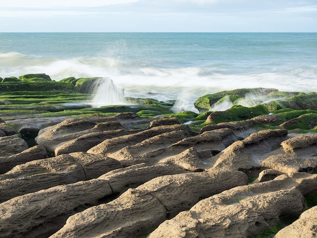 LaoMei green rock calhas O recife verde nublado em New Taipei CityTaiwan