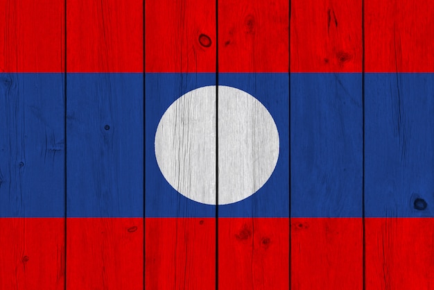 Laos-Flagge gemalt auf alter hölzerner Planke