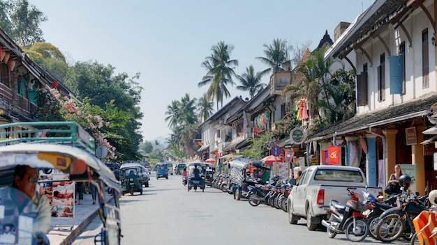 Laos, Luang Prabang, 14. November 2019: eine der zentralen Straßen der Stadt an einem klaren, sonnigen Tag.