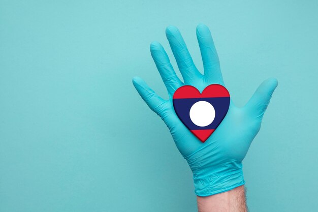 Laos medizinische Gesundheit Herzkrankenschwester Hand mit Landherzflagge