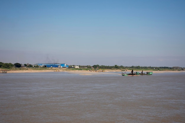 Laos Menschen arbeiten Sandsaugbaggerboot am Flussufer des Mekong in Nong Khai Thailand