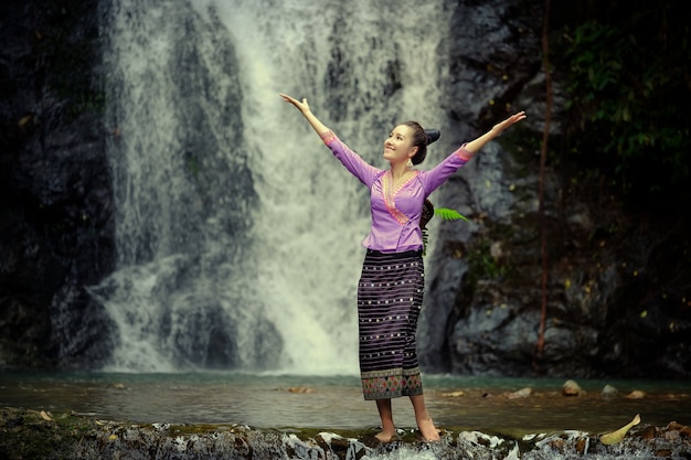 Laos, mulher, desgastar, laos, vestido tradicional, desfrute, com, natureza