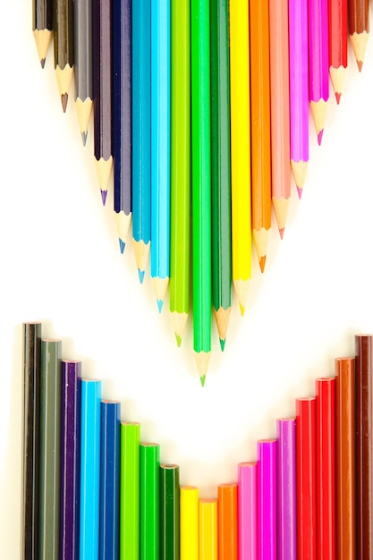 Lápices de colores aislados en blanco