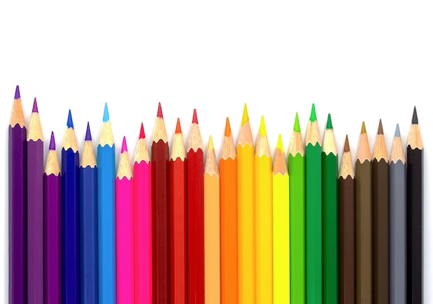 Foto lápices de colores aislados en la pared blanca cerrar