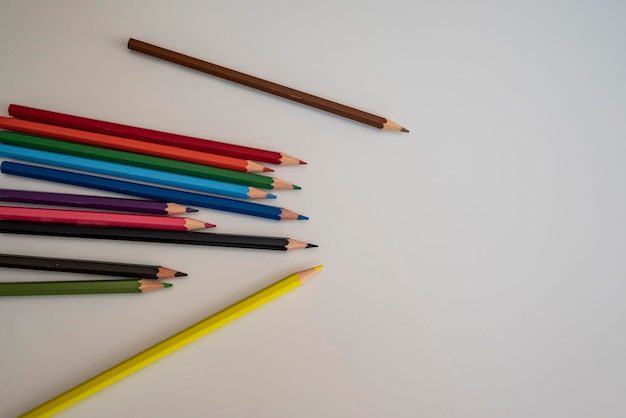 Foto lápices de colores aislados sobre fondo blanco. educación, concepto de jardín de infantes. idea de concepto de pedología.