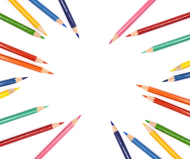 Lápices de colores aislados sobre fondo blanco